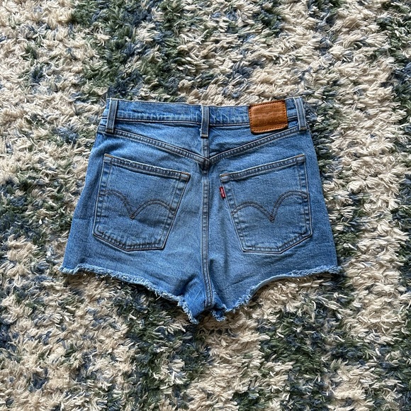 Levi’s Ribcage Short - Picture 2 of 4